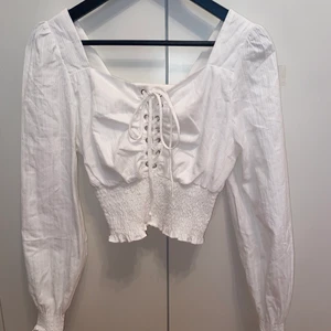Vit topp - Superfin med resårband i midjan och längst ner på ärmarna, aldrig använd! 🥰 