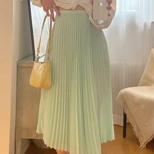 Plisserad kjol - Superfin ljusgrön plisserad omlottkjol från & Other Stories. Använd ett fåtal gånger. Tyvärr lite kort på mig som är 177 cm. 💚💚 Köparen står för frakten. Kan annars mötas upp i Lund.