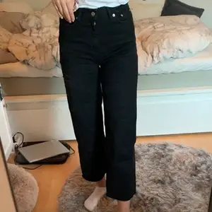 Svarta jeans från Lager 157, säljer pga att dom är lite för korta för min smak (är 175cm), aldrig använda, nyskick. Pris+frakt🌷