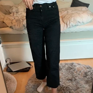 Jeans  - Svarta jeans från Lager 157, säljer pga att dom är lite för korta för min smak (är 175cm), aldrig använda, nyskick. Pris+frakt🌷