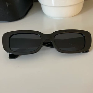 Solglasögon - Trendiga solglasögon från SHEIN!! Solglasögonen är oanvända och jag säljer dom eftersom att de tyvär är förstora för mig. Köparen står för frakten.