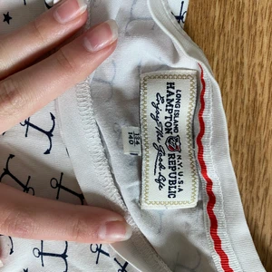 Hamton Republic t-shirt  - Vit tröja med ankare, den är några år gammal men har mest legat i min garderob