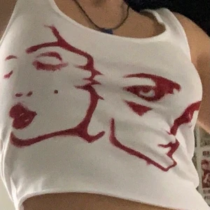 Tröja med ansiktstryck  - Har gjort den här själv ! Ville se om nån skulle vara intresserad av att köpa sånna här !                                                    Kommer börja sälja dem hät men Jag måste köpa fast färg som håller i tvätten o sånt innan jag börjar sälja dessa men skriv om du är intresserad så jag hör av mig så fort ja köpt allt material  ❤️