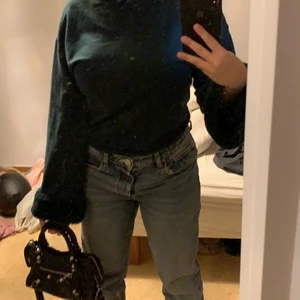Zara topp - Snygg och unik topp från zara! Mörkgrön med pälsdetaljer på armarna. Fint skick inget att anmärka på. Hör av er vid frågor