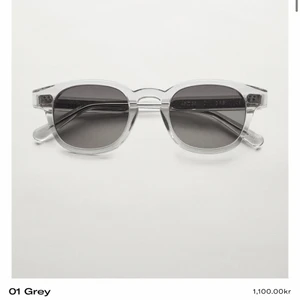 Chimi eyewear modell 01 grey  - Säljer dessa chimis som är använd ett fåtal gånger. Kommer med fodralet. Kostade 1100 nya. Färgen är grå/silvrig med grått glitter på sidorna. Kan mötas i Stockholm eller frakta. Köparen står för frakten. 