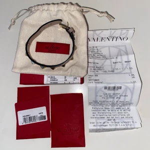 Valentino armband  - Super fint beiget valentino armband, köpt på NK i Stockholm för 1725kr. Det är köpt för ungefär 4 månader sen och de är knappt använt så därför ser det helt helt nytt ut. Har kvar allt som kom med när de köptes, äktahetsbevis, extra nitar, kvitto osv. 