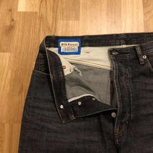 Acne Studios Straight Leg Jeans  - Passar som 32-32 från kollektionen Blå Konst