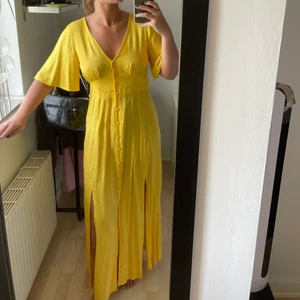 Klänning - Gul långklänning med vita prickar! Supersöt! 