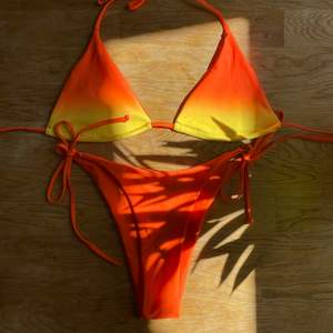 En jättefin triangle bikini i färgen orange som är helt ny och oanvänd, st på bikini är en S/M. Tillkommer ej pads. Kan mötas upp i Stockholms innerstad eller posta den, köparen står för frakten. 🔥