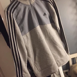 Adidas hoodie - Helt ny i strl S. Fraktar och möts upp