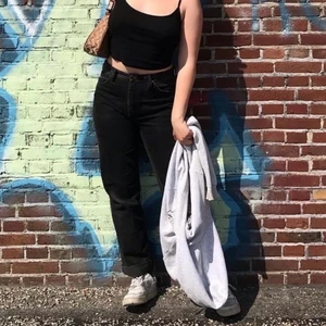 Wrangler jeans - Svarta wrangler jeans köpta på beyond retro för 400, använda och lite slitningar som kan skickas på bild, annars bra skick. Raka i modellen och jag är 162