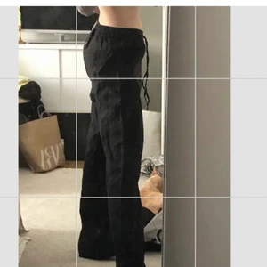 Esprit linnebyxor i 36 - Svarta som på bild 1 som är min egen. Har sytt en ny söm längst ner för att göra byxorna längre så passar längre ben. I övrigt nytt skick på de ❤️