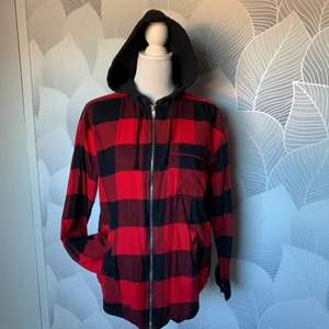 H&M hoodie - använd endast 3/4 gånger, säljer pga fel storlek annars är det jätte fint och i bra skick med inga defekter, kan passa som 36 - skriv privat om du vill ha mer bilder eller om du har en fråga :)