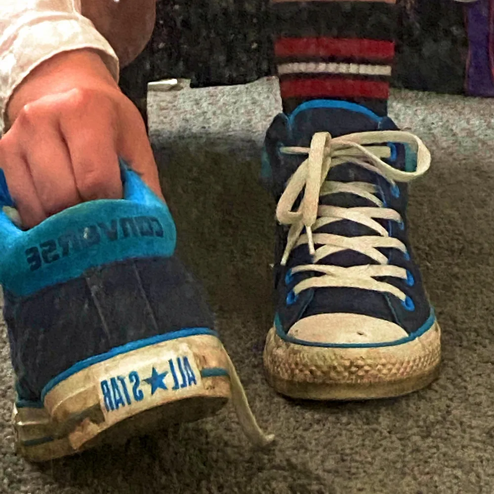 Jättefina och unika blå ganska retro converse! TVÄTTAS SÅKLART INNAN DE SKICKAS, dom är inte tvättade på bilderna men det är endast det vita som blivit lite smutsigt att några användningar. Storlek 37,5 och kanske lite små i storleken och därför lite små för mig som har 37,5/38! Säljes för 350 + 96kr frakt men priset kan ändras beroende på efterfrågan. . Skor.