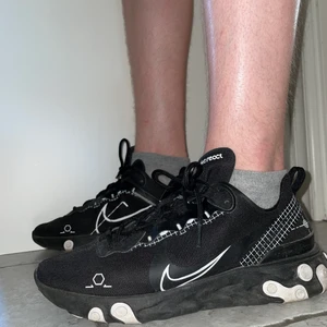 Nike React Element 55  - Jag säljer dessa sköna, lätta och luftiga Nike-skor. De är använda endast ett fåtal gånger då jag inte riktigt tyckte de passade på mig. Skorna är i princip i nyskick. (Nypriset ligger på ca 1250 kr) 