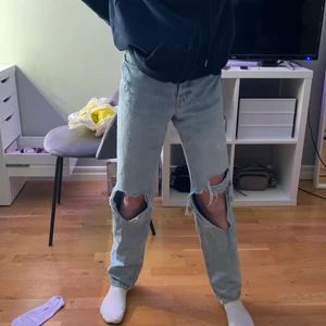 Jeans  - Super snygga jeans från hm som tyvärr blivit för små❤️ frakten ingår i priset