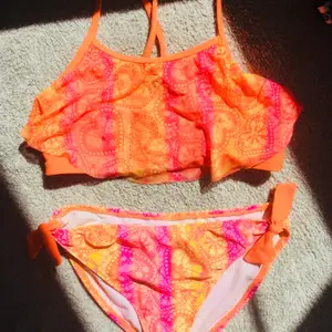 Asfin och funky bikini nu till sommaren, har används ett fåtal gånger men är lite tajt på mig, skriv gärna om du är intresserad, om fler är intresserade blir det budgivning annars är det först till kvarn❤️❣️