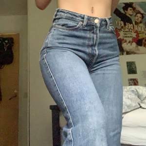 Mina älskade row jeans som jag inte riktigt får användning för längre !! Litet slitage på insida lår men inget som syns eller stör !💕 jag har oftast 38 i byxor men de här börjar blir lite tajta, om ni undrar nåt är det bara att fråga!