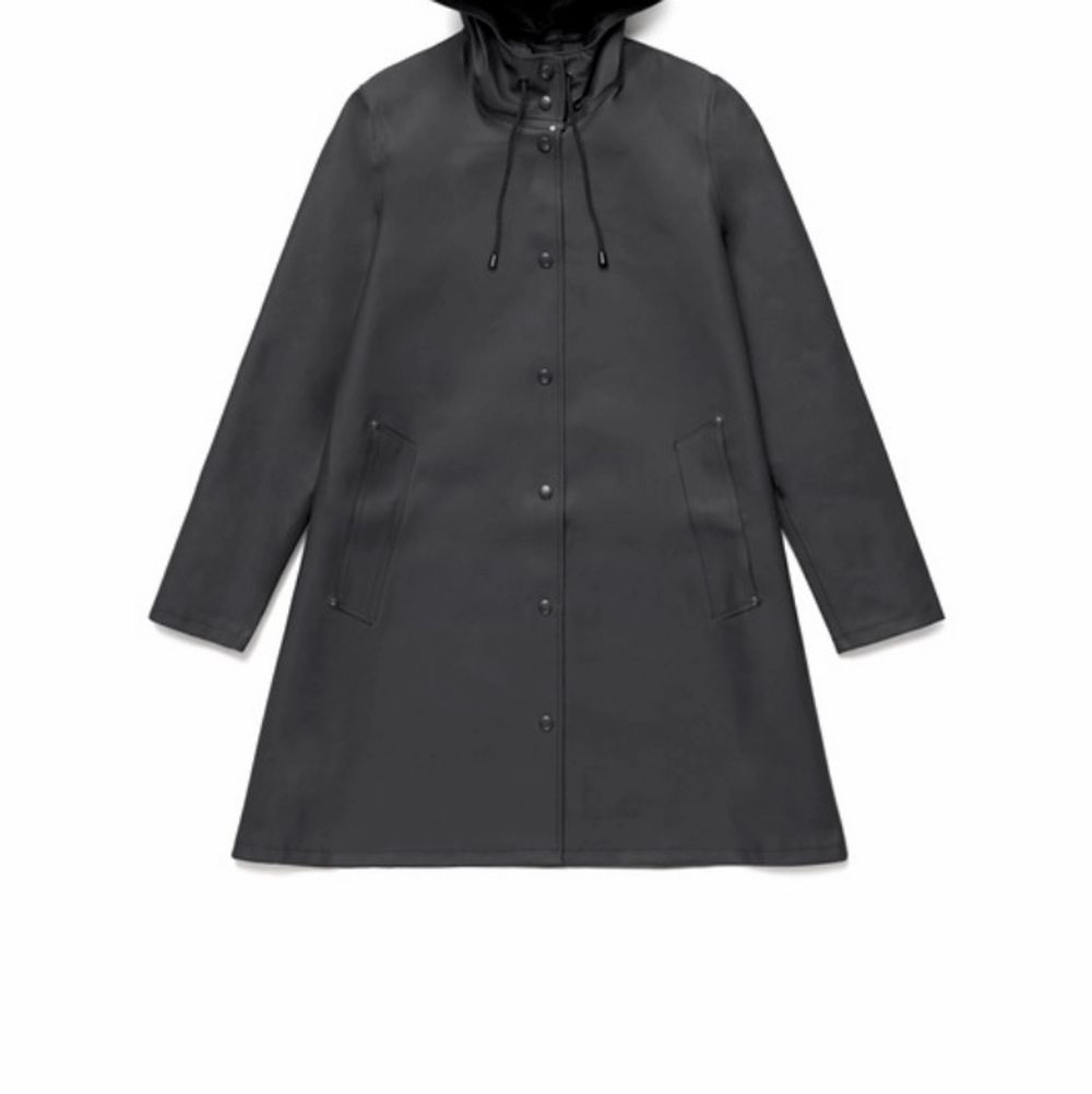 Svart stutterheim regnjacka. Använd fåtal gånger, jättefint skick. Perfekta regnjackan. Den är i en rymlig strl S. Nypris: 2200 kr . Jackor.