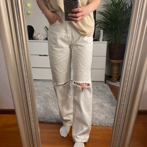 90s high waist jeans  - Högmidjade vita byxor från ginatricot i storlek 34. Använda 1 gång. Säljer pga att jag inte känner mig bekväm i vita byxor. Frakten är inräknat i priset. 