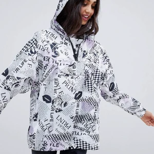 Jacka - As ball jacka med tidningsmönster📰⚡️Tyvärr har den bara används en gång, i nyskick! Vid intresse eller frågor är det bara att skicka iväg ett meddelande till mig! Betalning sker via Swish och kom ihåg att du som köpare står för den tillkommande fraktkostnaden🤎