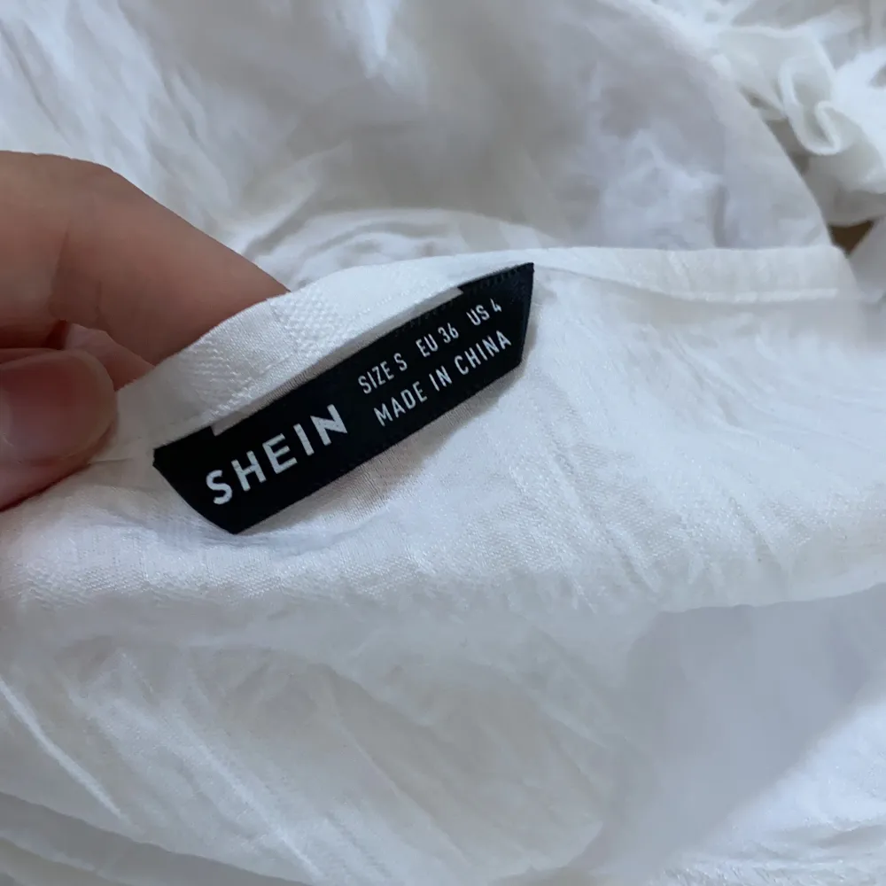 Säljer denna klänning från shein då den är lite för stor för mig (är XS/XXS). Ej använd. Frakt ingår ej💗. Klänningar.