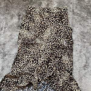 Leopard kjol i storlek 36. Köpt förra året använd 2 gånger. 