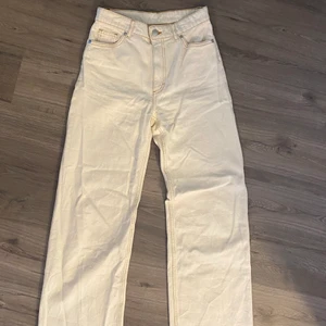 Jeans - Jättefina utsvängda jeans från monki. De är för stora för mig! De är avklippta efter någon som är ca 165. Jeansen är i modellen Yoko o har en ljusbeige färg. Storlek 29 motsvarar en liten medium ungefär. Nyskick! Frakt tillkommer!