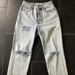 Jeans na-kd  - Ljusa stentvättade jeans från na-kd. Använda ett fåtal gånger. Från NA-KD i stl 36 🌟 inkl frakt