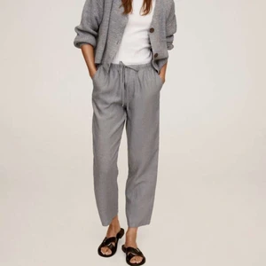 Gråa populära linnebyxor  - ⚡️helt slutsålda på Zalando och Mango⚡️ Köpte dessa riktigt snygga linnebyxor från Mango men de passande inte mig. Aldrig använda, endast testade, tyckte tyvärr bort lappen i farten. Fler bilder kan fås vid intresse! Köparen står för frakten🥰