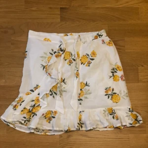 Blommig kjol  - En fin blommig kjol. Använd 1 gång, köpt förra sommaren. Alltid frakt!💕
