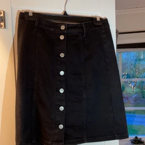 Jeanskjol - Jeanskjol från Kappahl i storlek 38. Använd några få gånger och är i jättebra skick! Köparen står för frakten!💗