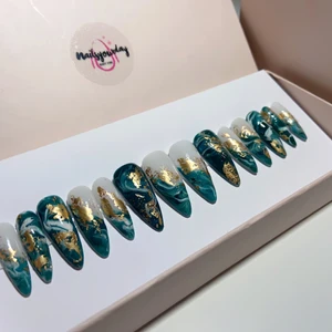 Lösnaglar - Lösnaglar ingår med nagelfil, Alkoholservett och lim.