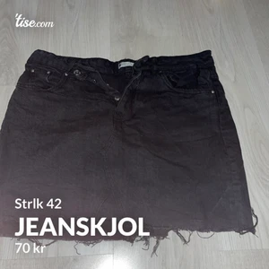 Jeanskjol i storlek 42 - Väldigt fin för sommaren, sitter perfekt för 42 och 40. Hör av er för fler bilder eller information. Kan även mötas upp i Göteborg ☺️