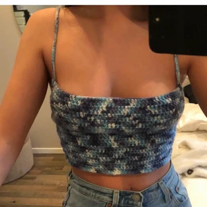 Virkad topp! - Säljer denna topp som jag själv gjort då jag tänkte göra en likadan till (behöver inte två!) passar mig som är en xs-s men är justerbar i ryggen så skulle säga att den även passar en M. Sååååå fin till sommaren! 100kr + frakt