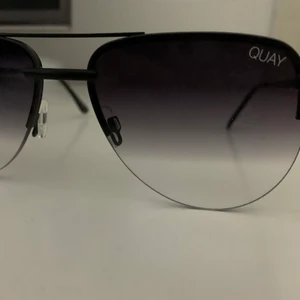 Solglasögon - Sjukt snygga solglasögon med mörkare glas upptill och ljusare nedtill.