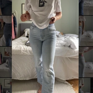 Zara jeans - Ljusa somriga jeans från zara köpta i paris! Sparsamt använda. Älskar verkligen färgen och att tagen där bak är i rosa 🥰 Storlek 36 men passar även 38 skulle jag säga, beroende på hur man vill hur de ska sitta. (Sitter som de gör på mig o jag brukar ha 36/38 i byxor eller W27/ W28 ☺️