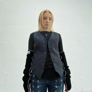 VÄST NO: 8 - EZZIE X PLICK - Grå kavajväst med snörning. Remake från en secondhand-kavaj. Designad av Ezzie i samarbete med Ebba Martin. (Shipping only within Sweden)