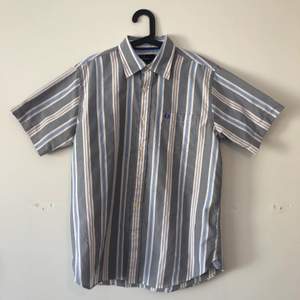 Randig Skjorta i 100% bomull från Fred Perry. Den är i mycket gott skick och har inte använts sedan köpet! Det passar i storlek XL! 🧙‍♀️🌈