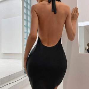 Den jättepopulära klänningen med öppen rygg säljer jag i svart!😍 den är magisk och jätteskön men dessvärre gillade jag inte hur den satt på mig! Budet  börjar vid 100k och skicka ett meddelande för mer bilder!❤️
