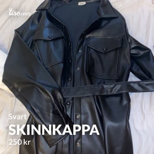 Svart skinnkappa, storlek S - Svart skinnkappa 