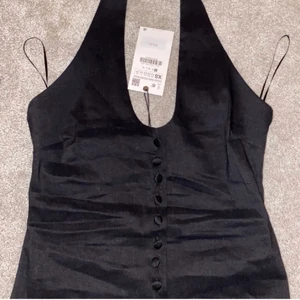 Halterneck top Zara  - Halterneck top med öppen rygg. Köpt här på Plick men som jag tyvärr måste sälja då den är alldeles för stor för mig. Aldrig använd och har fortfarande prislappen kvar. (Frakt ingår i priset) 