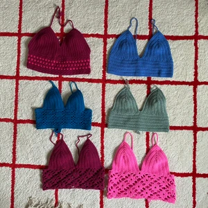 Virkade toppar - Jag virkar toppar i olika former och färger. Tar emot specialbeställningar och kan göra efter speciella mått och önskemål. Finns väldigt många olika färger att välja på och kan även göra andra modeller. Kolla även in mina andra annonser där jag virkat toppar fast i annat stuk. Jag tar 250 + frakt för de flesta, men kan också bli mer beroende på garnåtgång. De som är på bilden är dock standard så de kostar 250. Hör av dig vid önskemål eller frågor. 💓💓💓