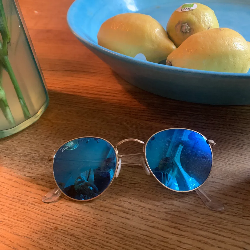 Snygga Ray-Bans i använt men gott skick. Lite lite böjda på ena sidan men inget som påverkar hur det ser ut på! . Accessoarer.