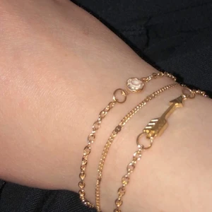 Guldiga armband  - 3 guldiga armband för 50kr✨ kontakta vid frågor & intresse!! Kan skickas omgående ❣️