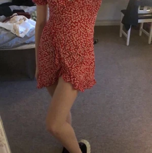 Sommarklänning  - Sötaste sommarklänningen som passar till både skola och fest. Säljer då jag inte använder den längre❤️ Storlek xs