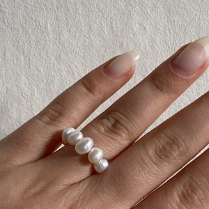 Ring av sötvattenpärlor  - Supersöt ring gjord av sötvattenpärlor och elastisk tråd. Så fin till sommaren 🌈