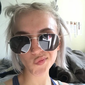 Solbrillor - Solglasögon aviator style. Från Italien så osäker på märke. Snygga tunna guldbågar och näsjusterings grej. Knappt använda, inga repor. Kolla sista bilden för min fina spegel