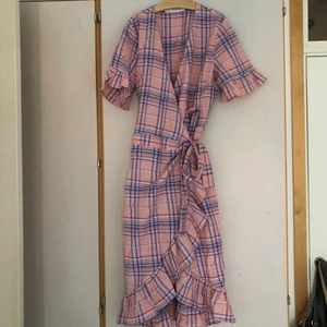 Rosarutig wrap dress!  - Jättefin klänning som är köpt i en butik i Köpenhamn för två år sedan. Använd endast en gång. Köpte den för 700kr och säljer för 300kr. Fraktkostnad tillkommer.