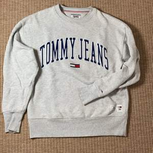 En Tommy hilfiger sweatshirt. Storlek xsmall. Använd ett par gångar. 